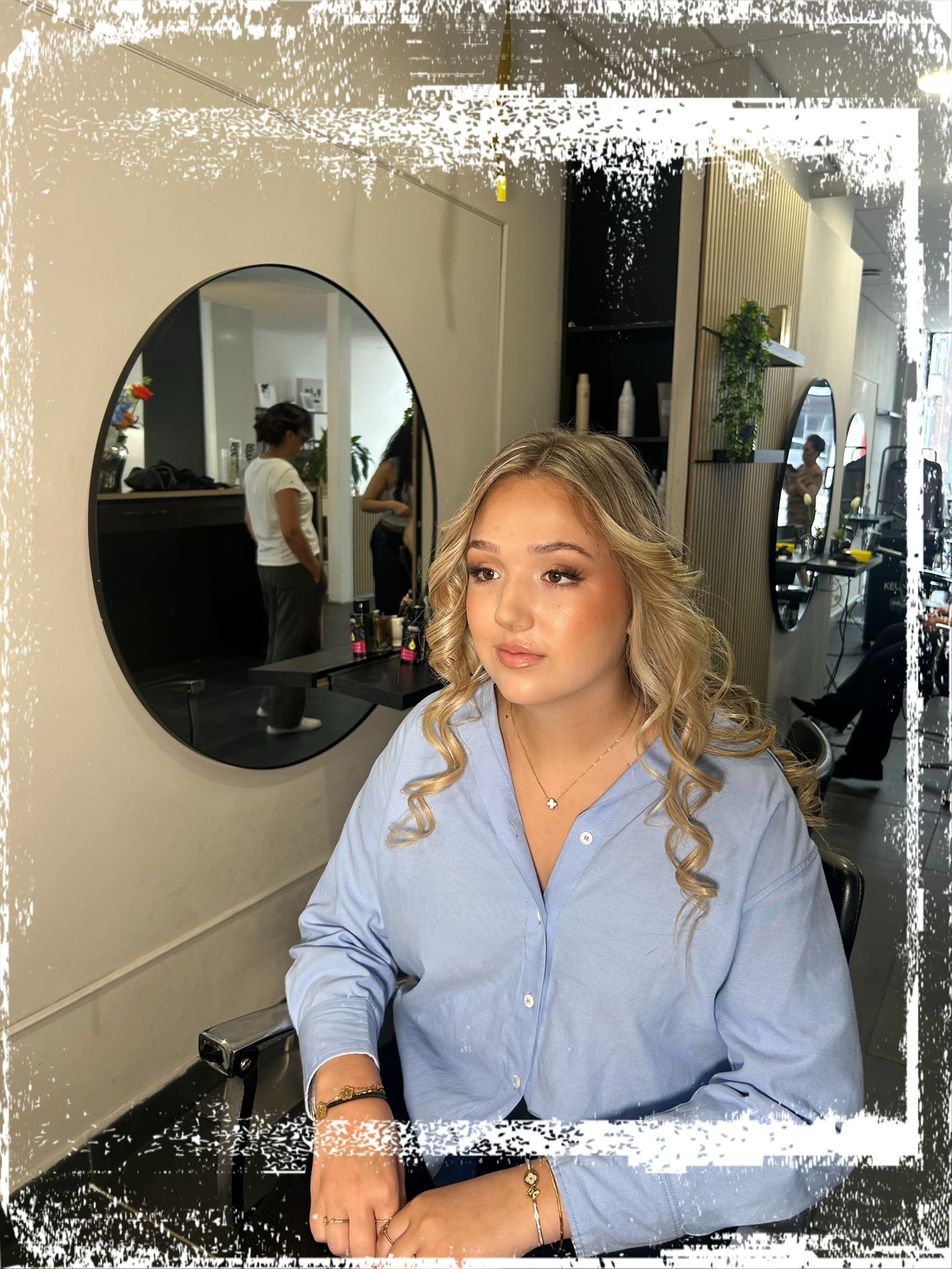 Glam make-up met krullen bij de kapper
