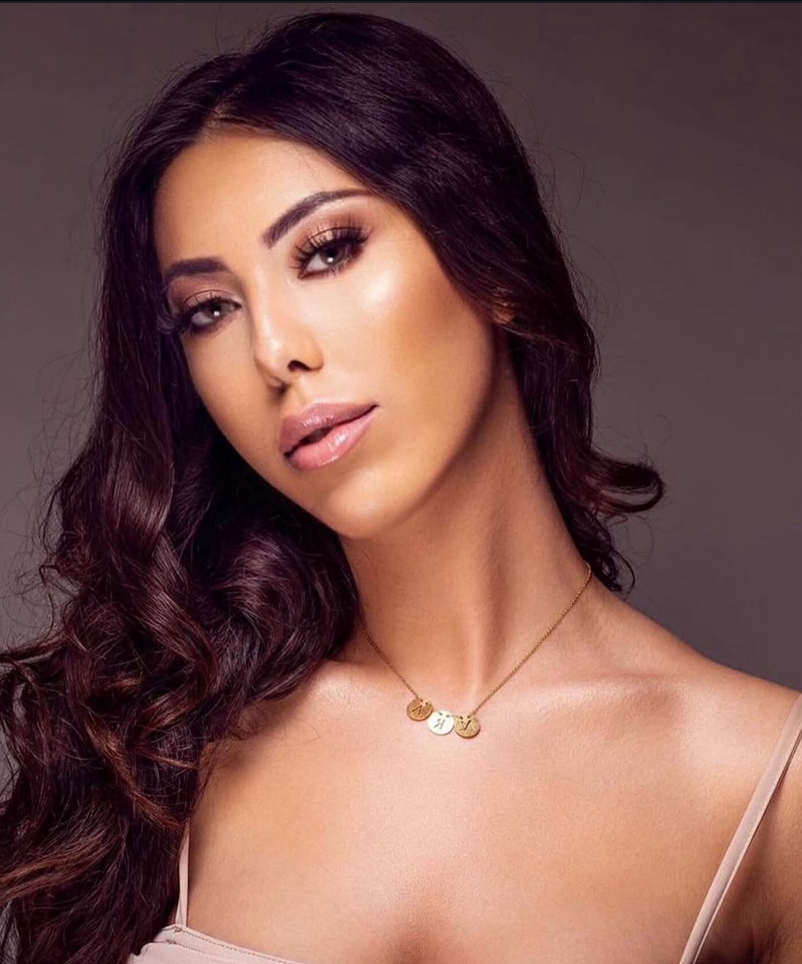 Glam look met glowy huid en warme oogtinten