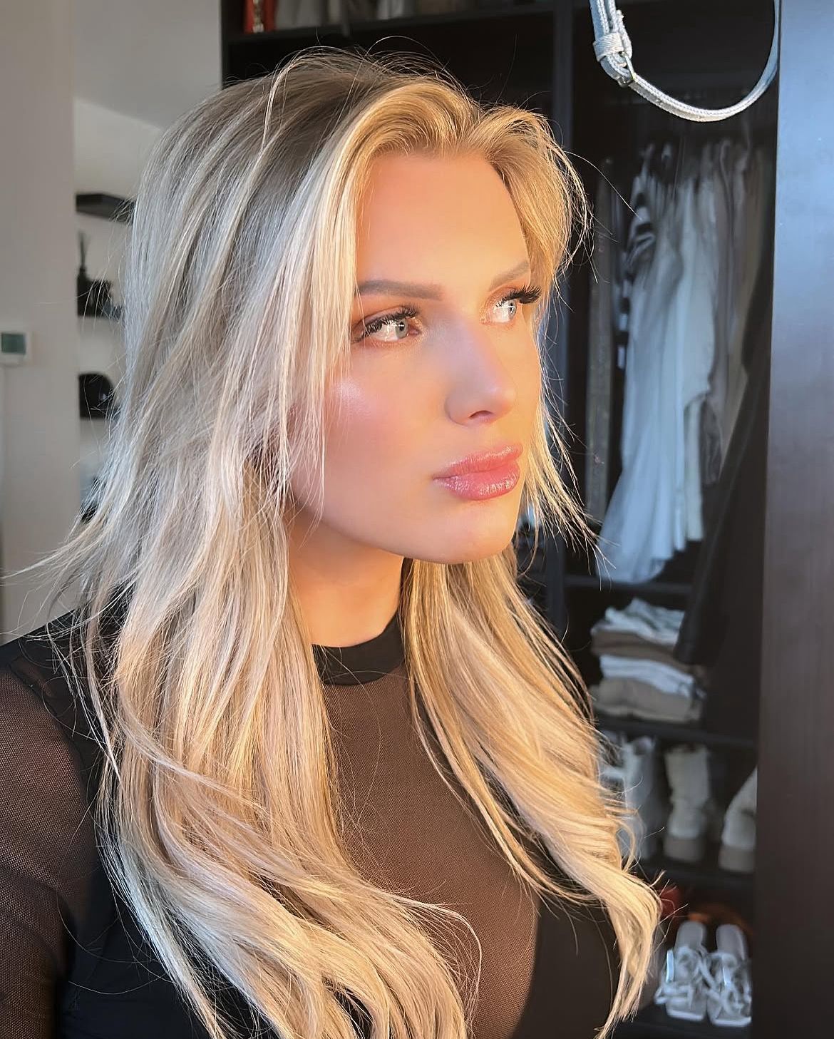 Zachte glam look met blonde styling